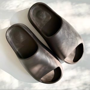 YEEZY | AUTHENTIC YEEZY SLIDES (SOOT) *BNIB*